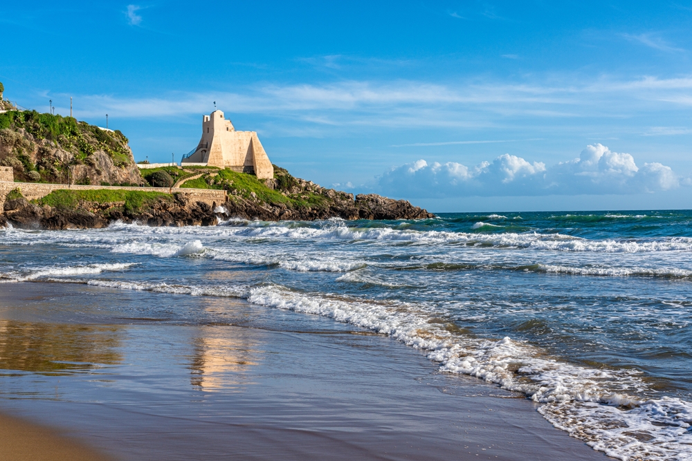 עיירת החוף ספרלונגה, איטליה. צילום: Shutterstock