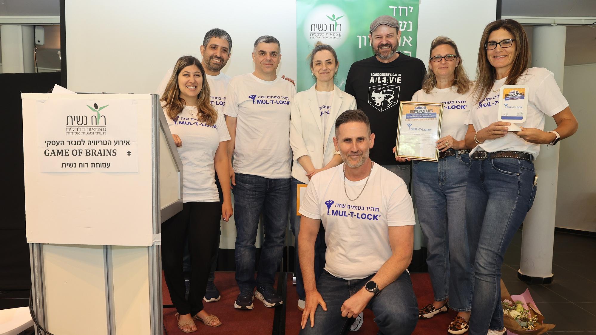 ענת שמיר, מיכאל צמח, מוטי שואף, אלה רון, איתי הרמן (בחולצה שחורה), עידן גנות, אורלי זריהן וקרן לוי