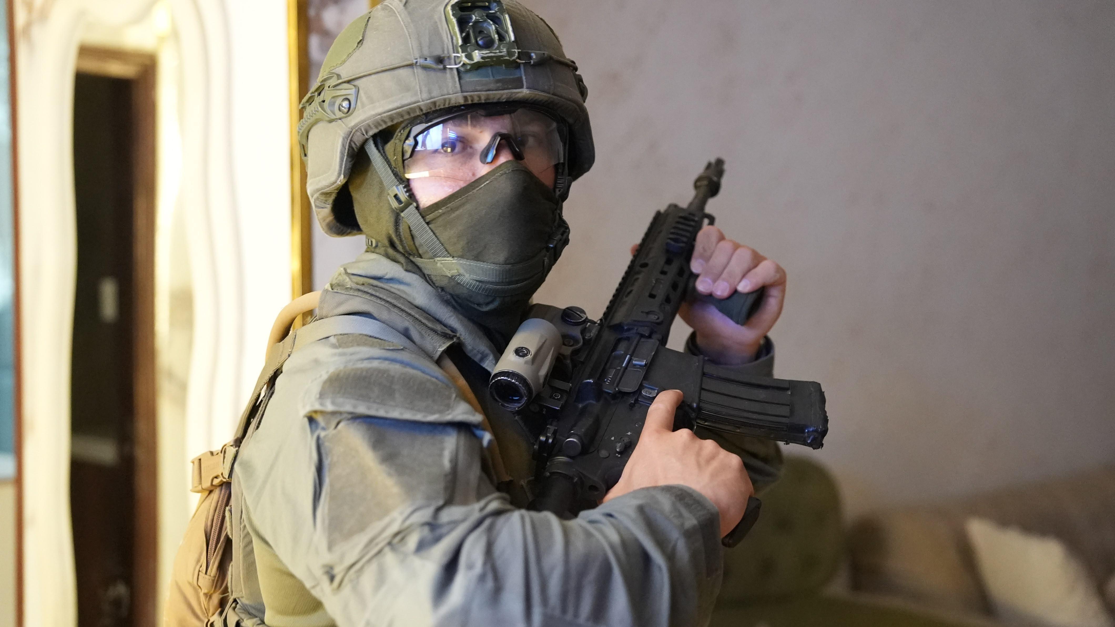 פשיטה משטרתית על סוחרי סמים ואמצעי לחימה. צילום: דוברות המשטרה