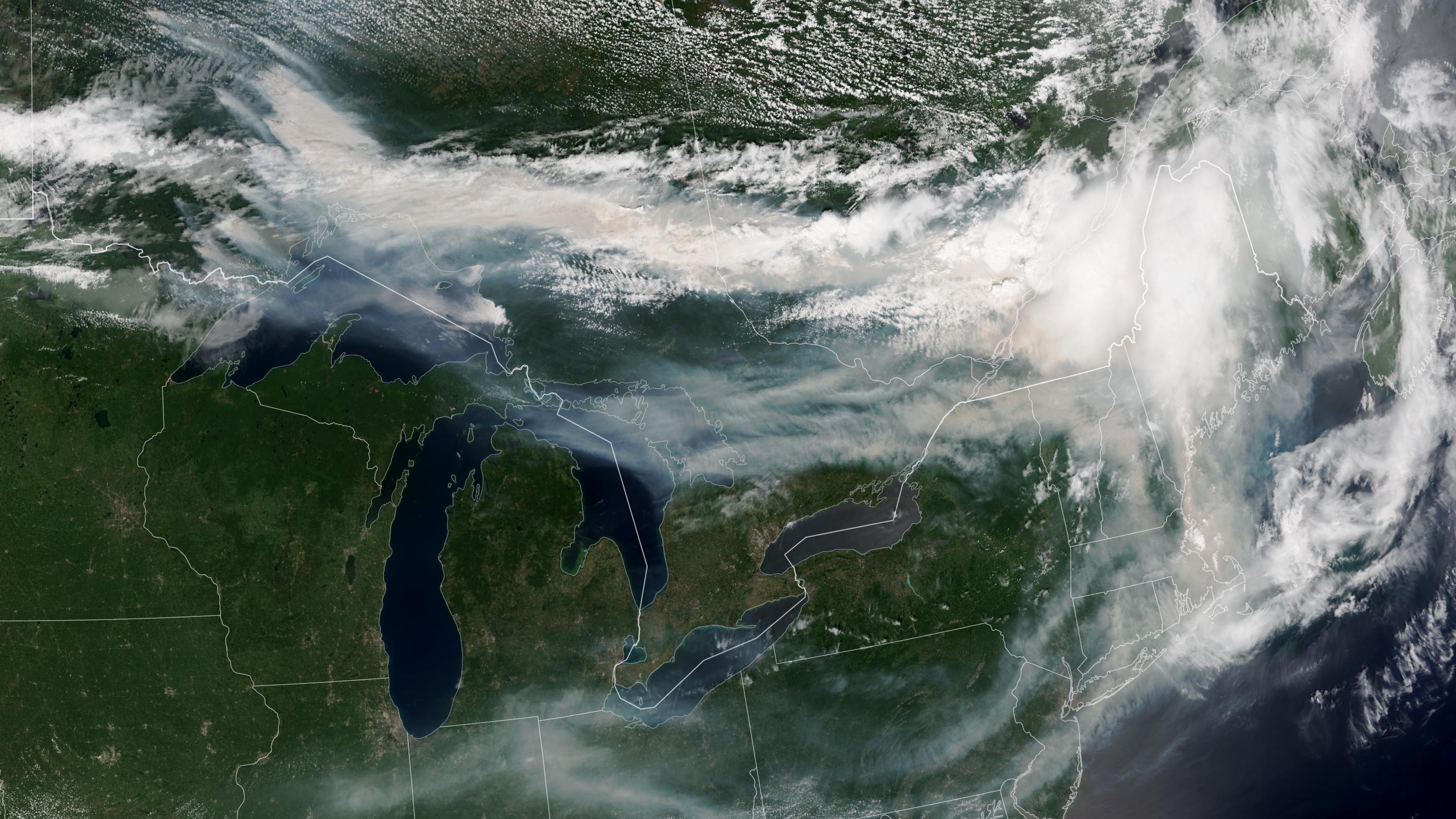 עשן מעל קנדה .Photo: NASA Earth Observatory image by Lauren Dauphin