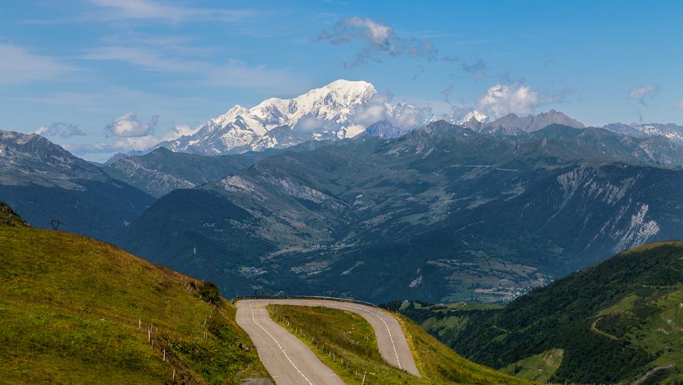 Mont Blanc Massif כפי שהוא נראה ממסלול Col de la Madeleine