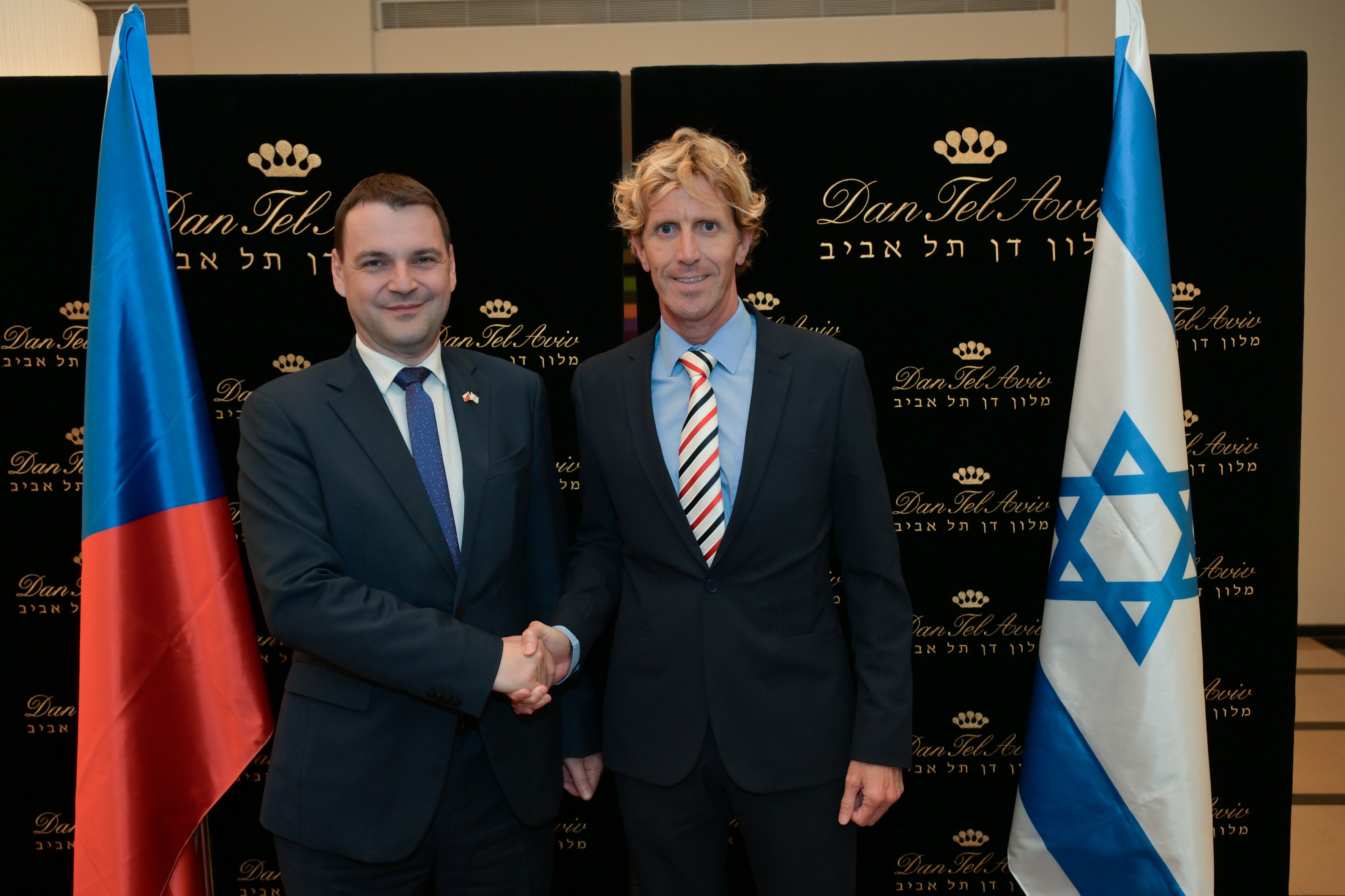  . מימין: בן ינובר, מנכ"ל מלון דן תל אביב עם שר החוץ של צ'כיה, מר פטר מצינקה. צילום: שלומי אמסלם
