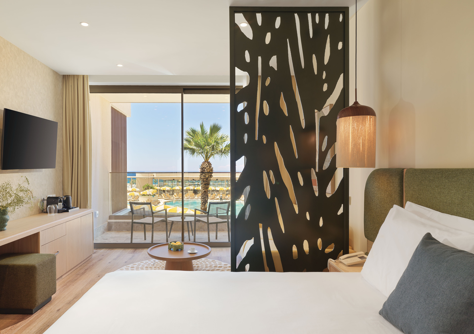 מסוויטת ג'וניור ועד Swim-Up. צילום: NALU Latchi