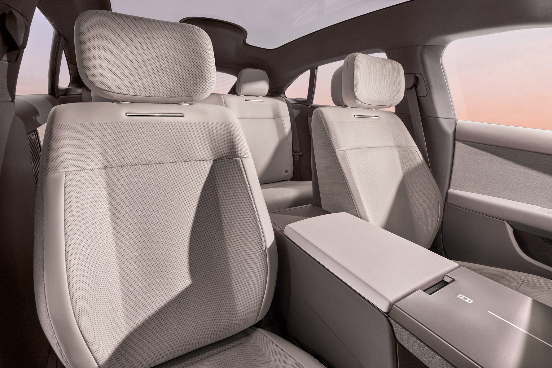 תא הנוסעים מרגיש מינימלסטי. Range Rover GT. צילום יצרן