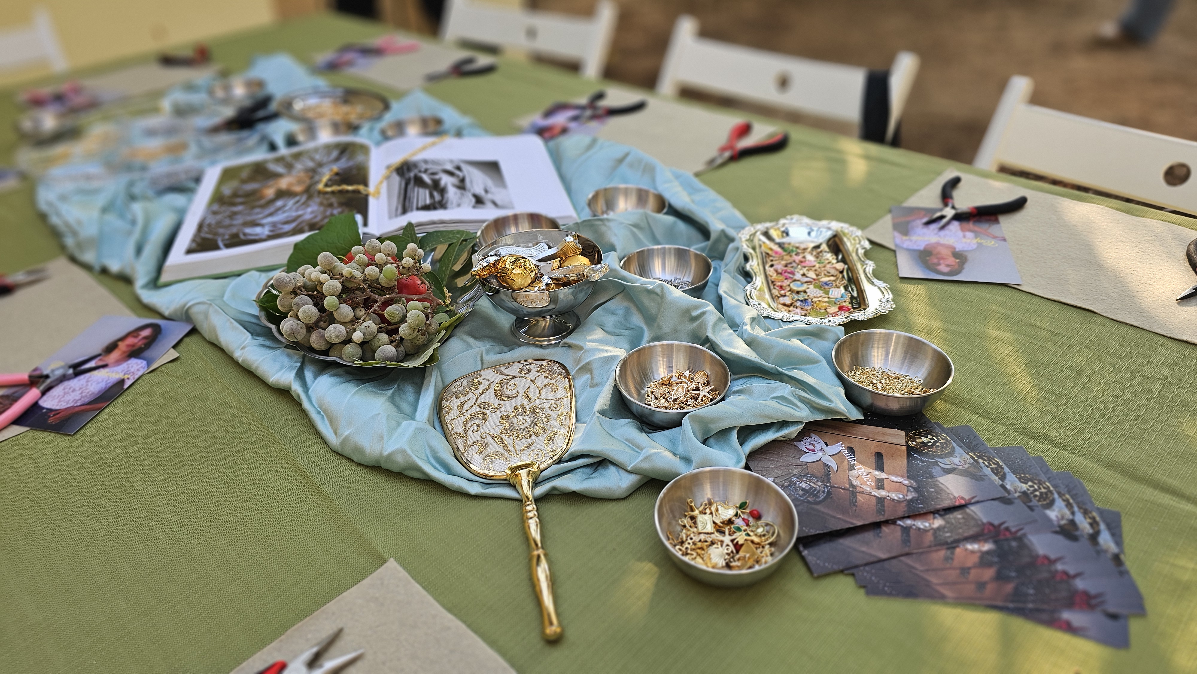 סדנת תכשיטי המזל של ונילה דולצ'ה. צילום: אירה מקיינקו