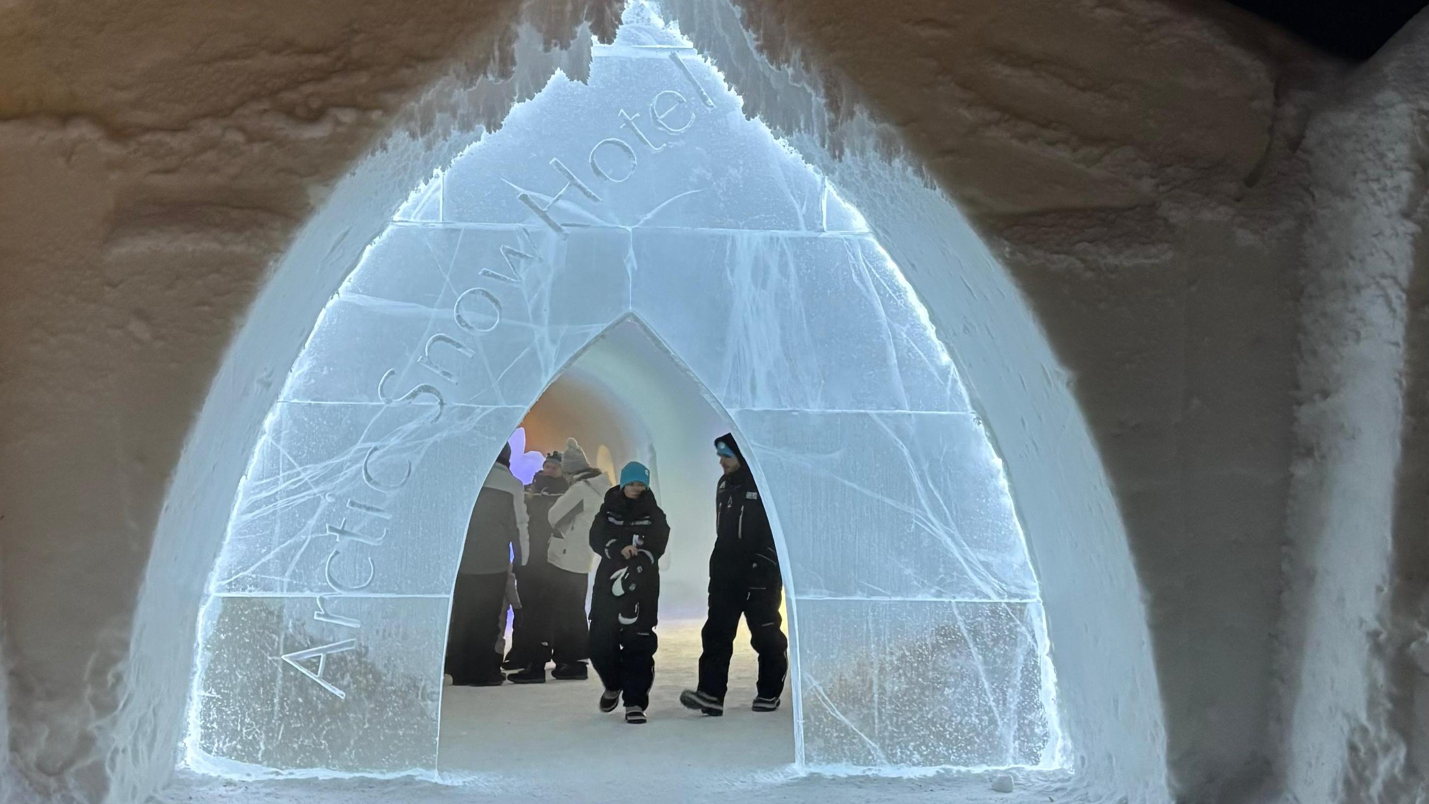 מלון הקרח בלפלנד, Arctic SnowHotel & Glass Igloos