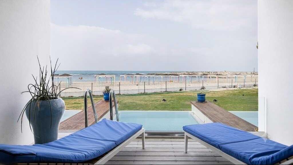 לראשונה: הסוויטות עם הבריכות הפרטיות בנחשולים נפתחות גם למשפחות