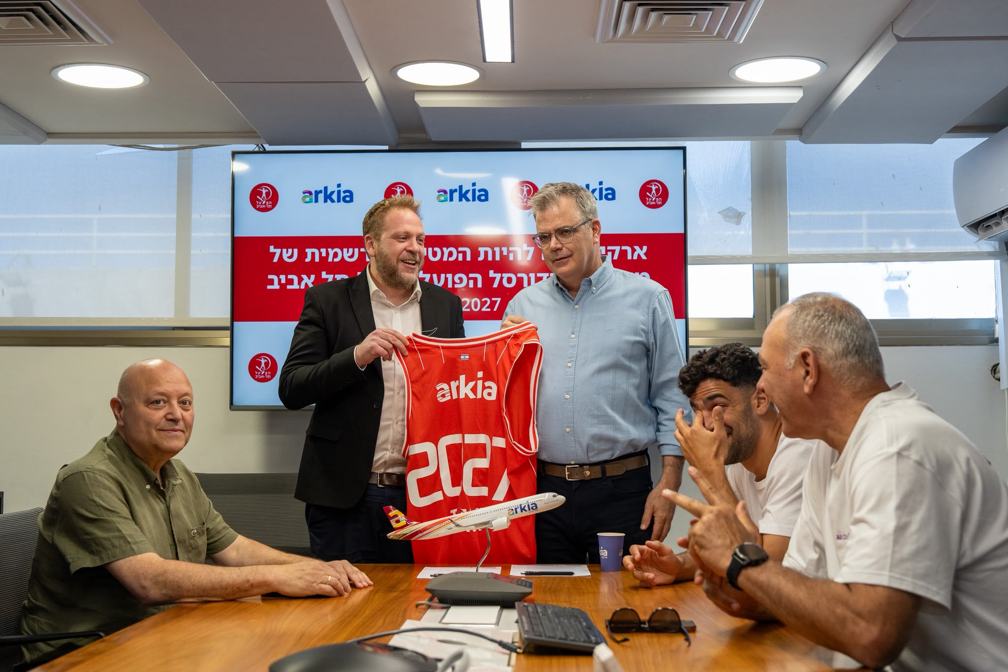 חתימת ההסכם. צילום: הפועל תל אביב כדורסל