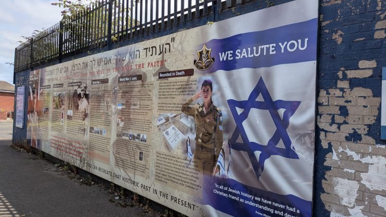 הסיפור הפלסטיני לצד הישראלי על קיר אחד בבלפסט. צילום: ישי שפירא