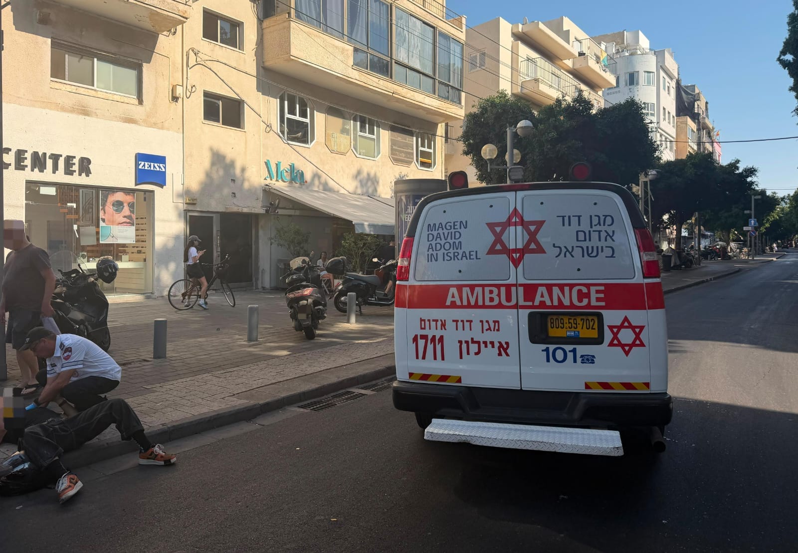 אופנוע פגע בהולכי רגל ברחוב דיזינגוף בתל אביב . צילום תיעוד מבצעי מד"א