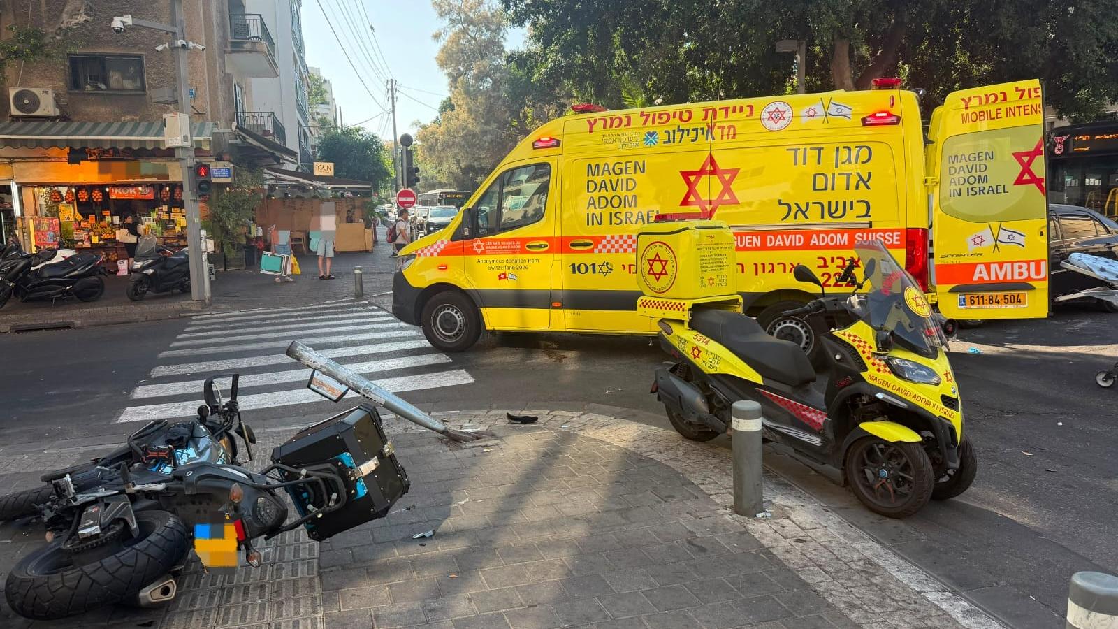אופנוע פגע בהולכי רגל ברחוב דיזינגוף בתל אביב . צילום תיעוד מבצעי מד"א
