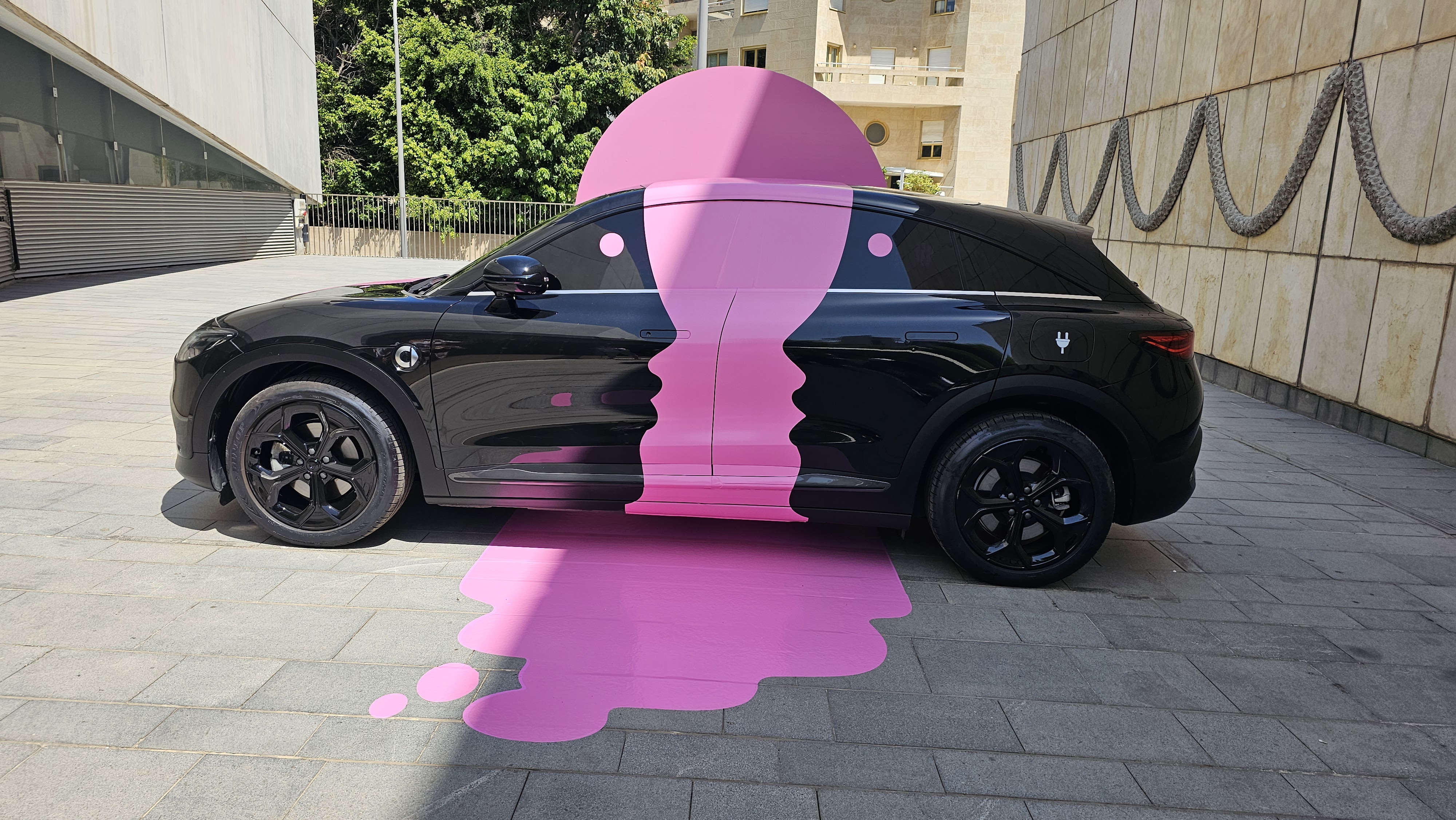 נומה בר יוצר אמנות על רכב smart. צילום: אירה מקיינקו