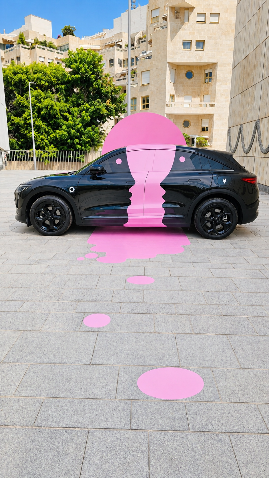 נומה בר יוצר אמנות על רכב smart. צילום: אירה מקיינקו