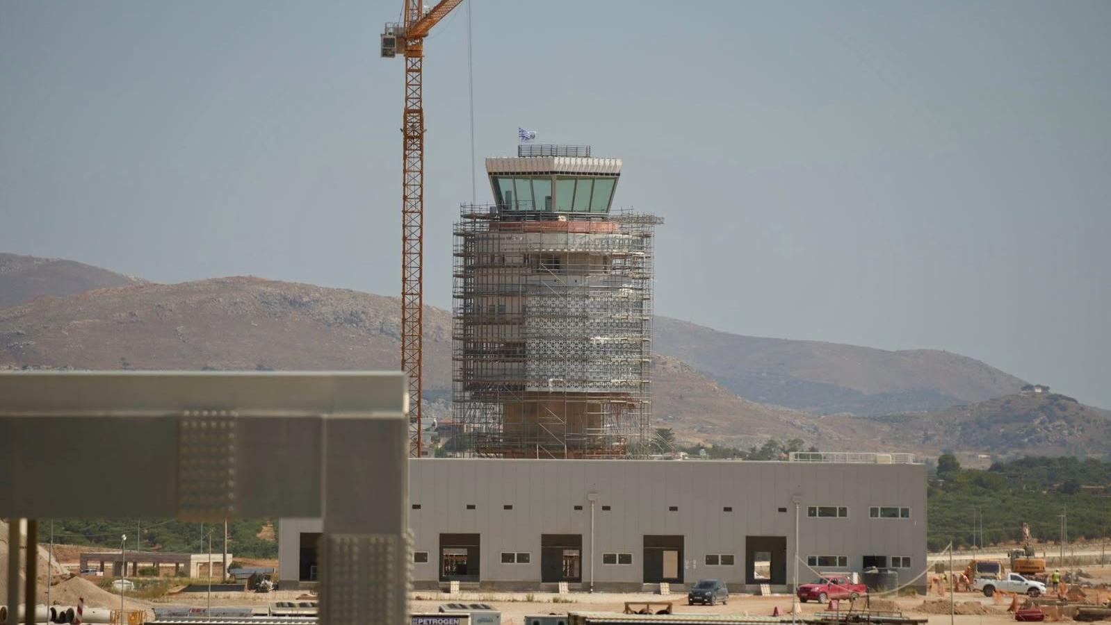 עבודות הקמת נמל התעופה החדש של כרתים. צילום: &Upsilon;&pi;&omicron;&upsilon;&rho;&gamma;&epsilon;ί&omicron;&upsilon; &Upsilon;&pi;&omicron;&delta;&omicron;&mu;ώ&nu; &kappa;&alpha;&iota; &Mu;&epsilon;&tau;&alpha;&phi;&omicron;&rho;ώ&nu;