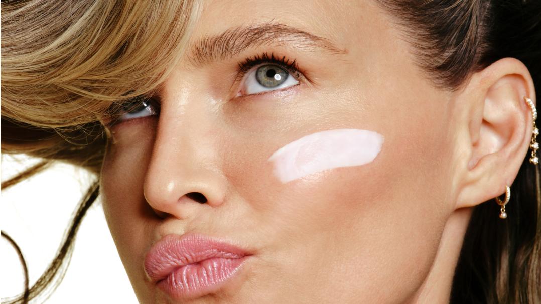 בובי בראון Vitamin Enriched Face Base-PLUS. צילום: באדיבות המותג