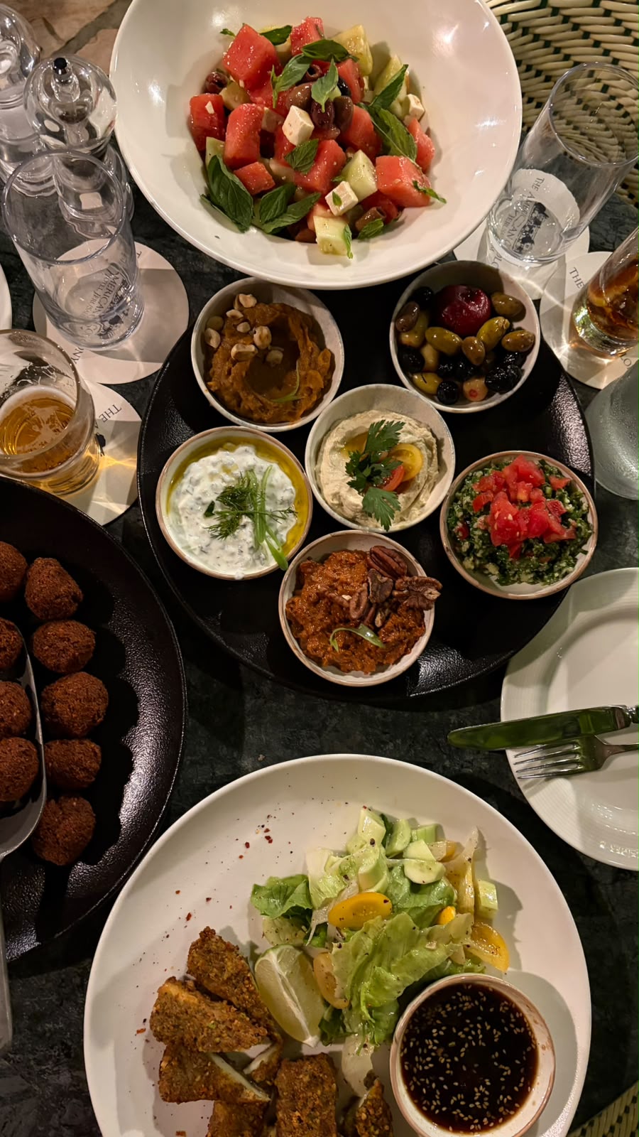ארוחת ערב בגינה ותחושה אמיתית של חול. צילום: מתן חצרוני
