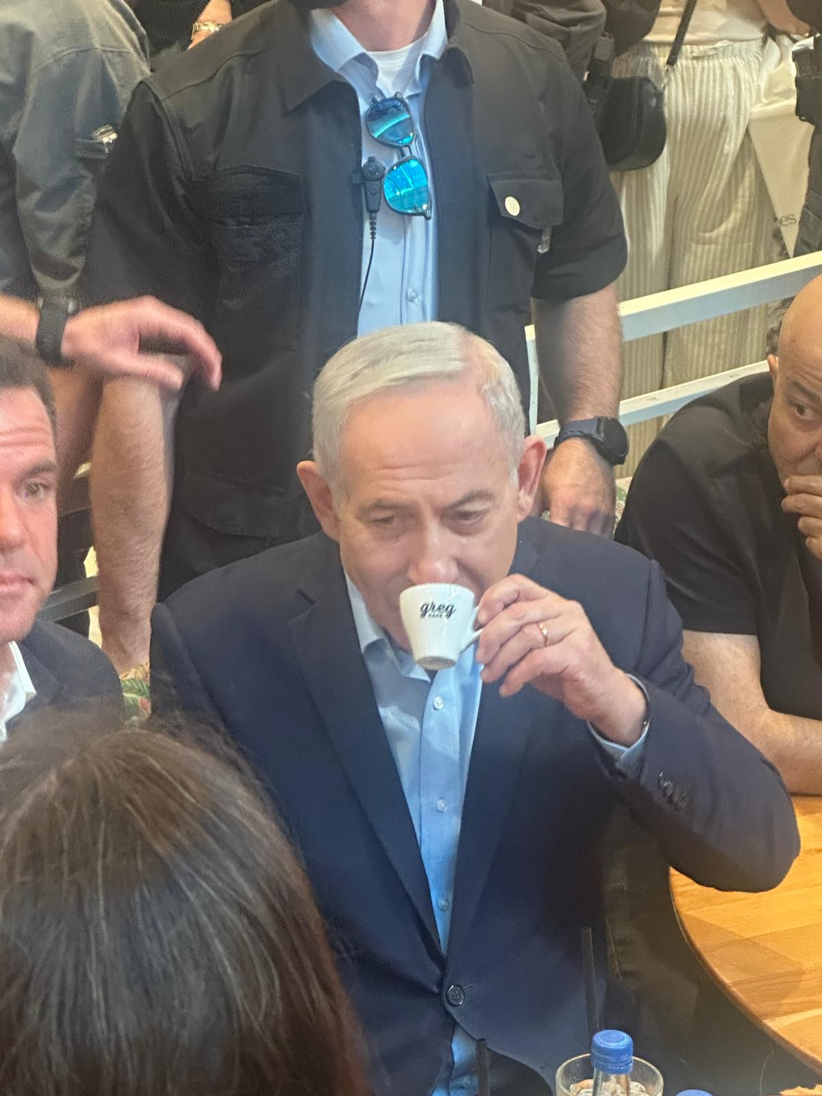 ראש הממשלה בנימין נתניהו עצר לקפה בגרג נתניה. צילום: אסף לוי