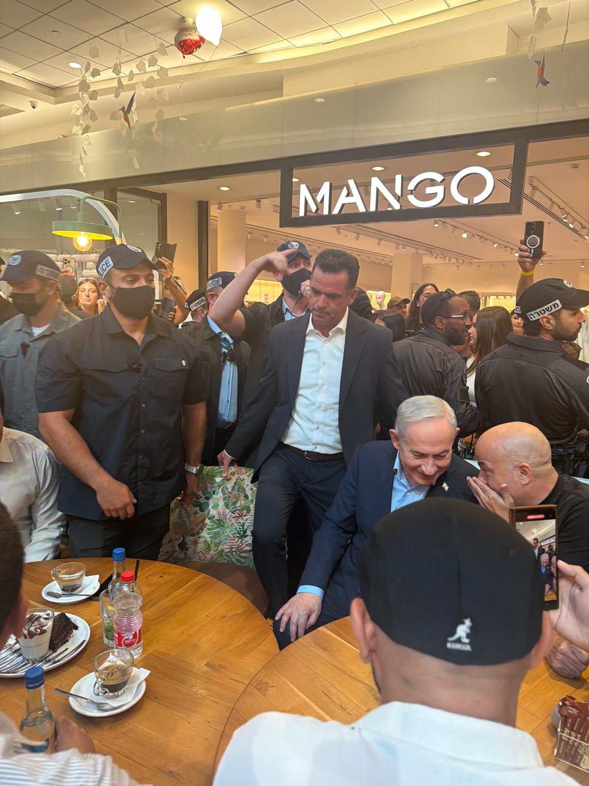 ראש הממשלה בנימין נתניהו עצר לקפה בגרג נתניה. צילום: אסף לוי