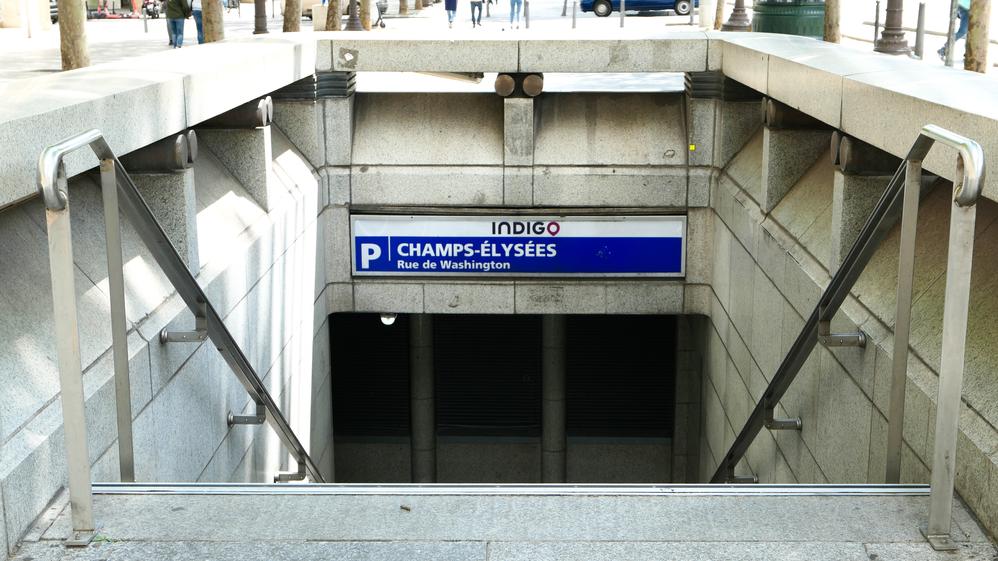 תחנת המטרו Champs-Elys&eacute;es