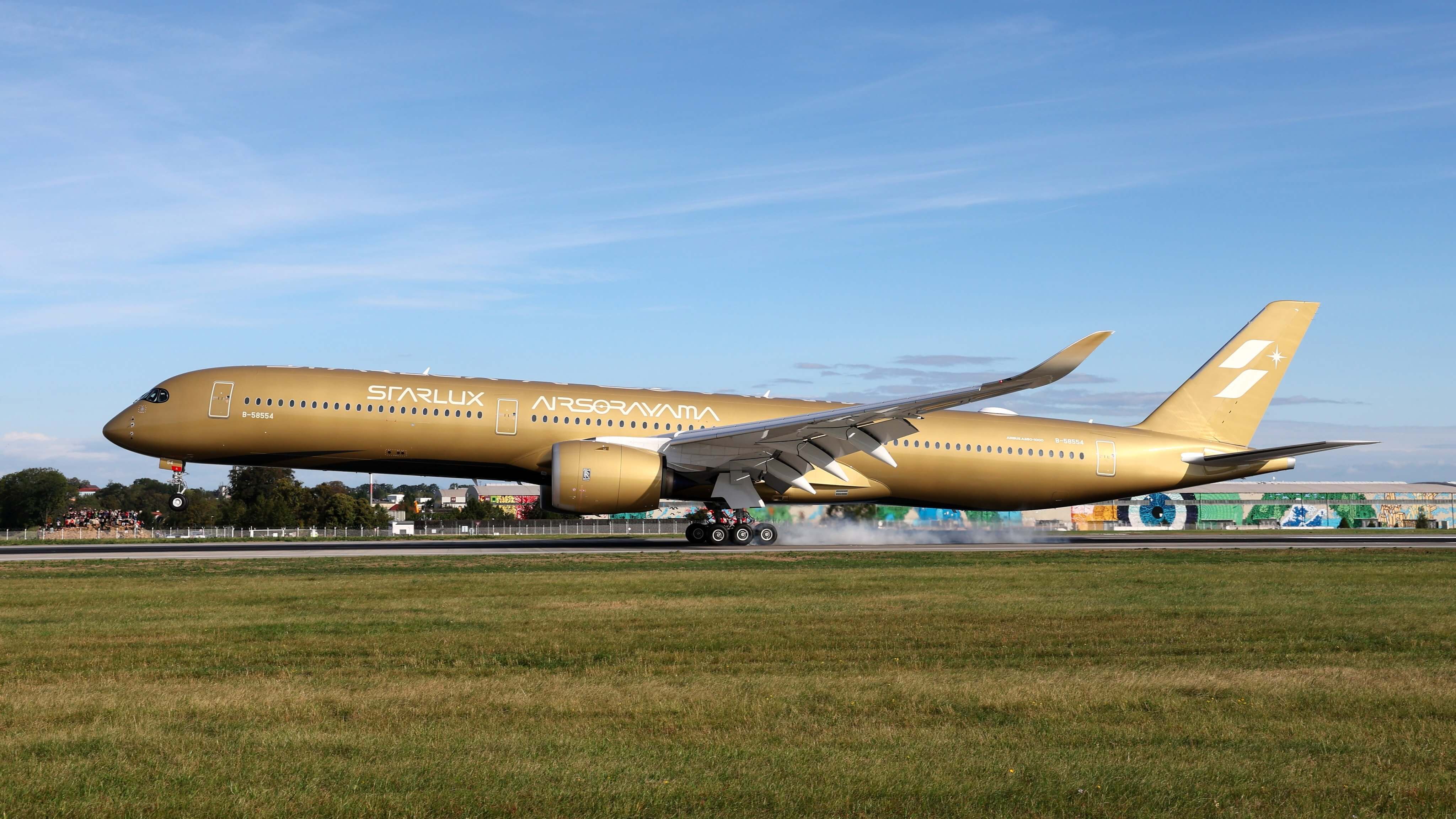 מטוס הזהב של STARLUX. צילום: Prague Airport