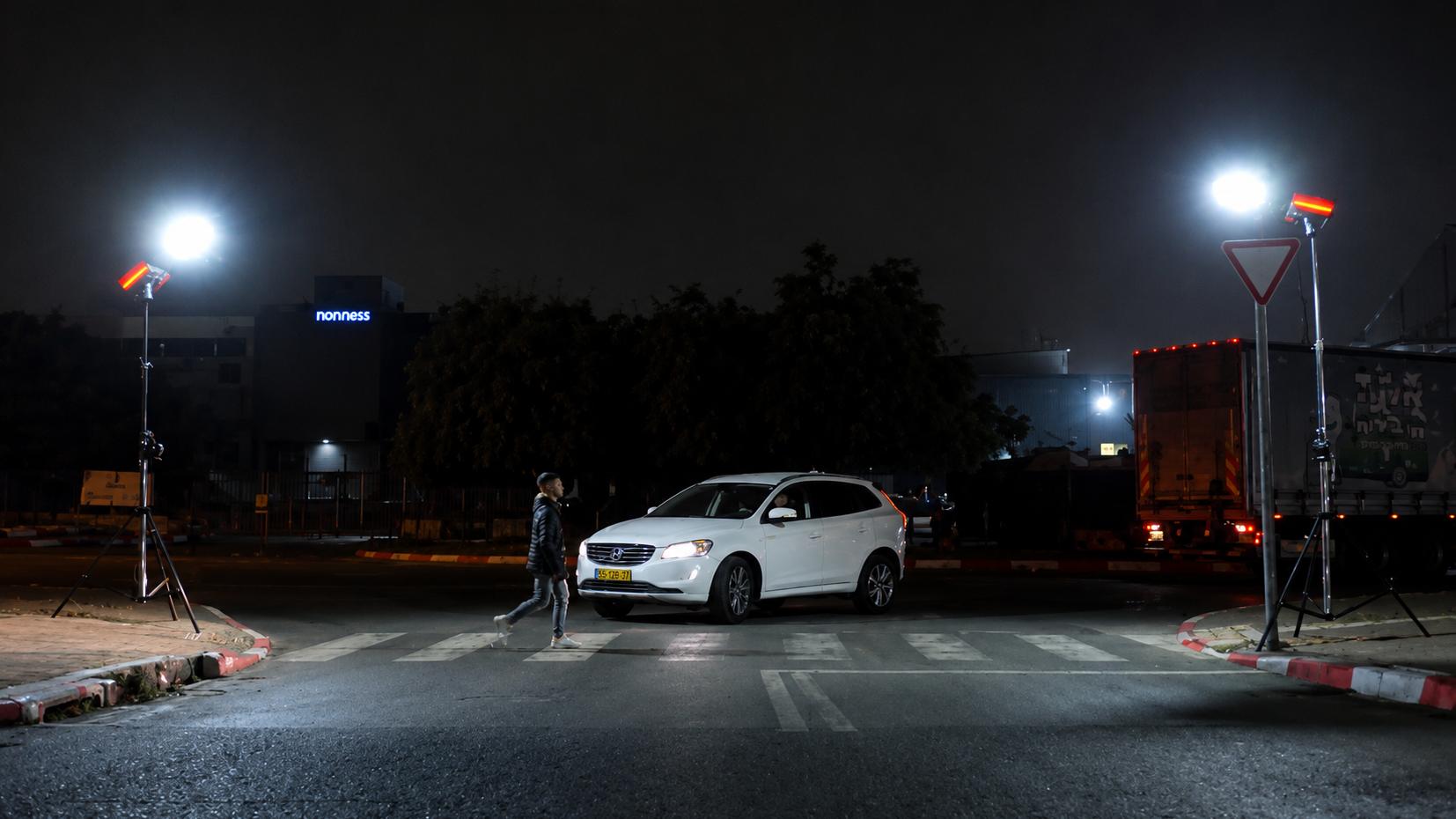 מעבר חצייה חכם שיסייע לנהגים לזהות הולכי רגל בחשכה