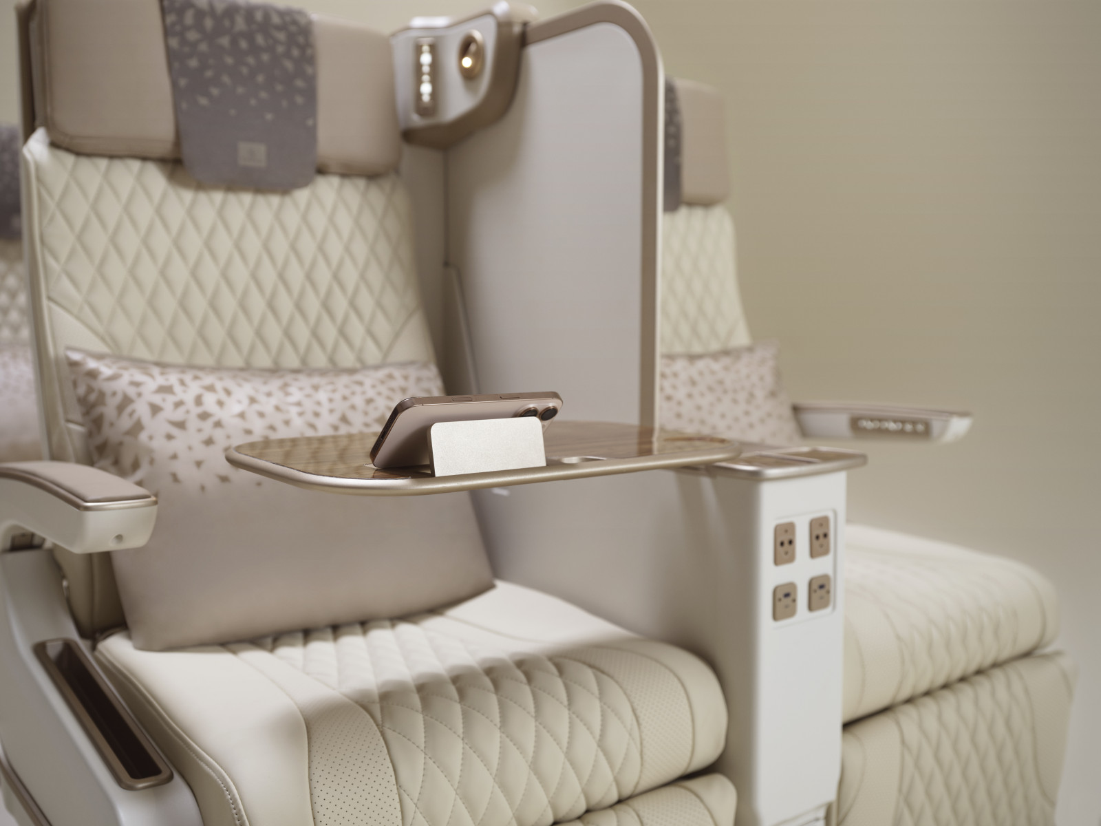גם טעינה אלחוטית וחיבורים. צילום: Emirates