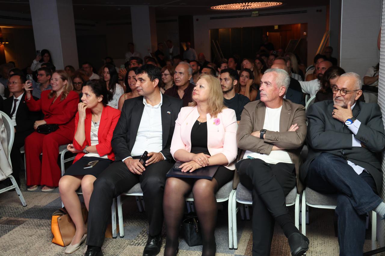 מימין: יוסי פתאל מנכ״ל התאחדות סוכני הנסיעות, ליאור גלפנד, יו״ר לשכת מארגני תיירות נכנסת, סגנית שר התיירות של בולגריה ד"ר מריאלה מודבה, קאמן קוצארוב יועץ בשגרירות בולגריה ושגרירת בולגריה בישראל סלבנה גרגובה. צילום: סיון פרג׳