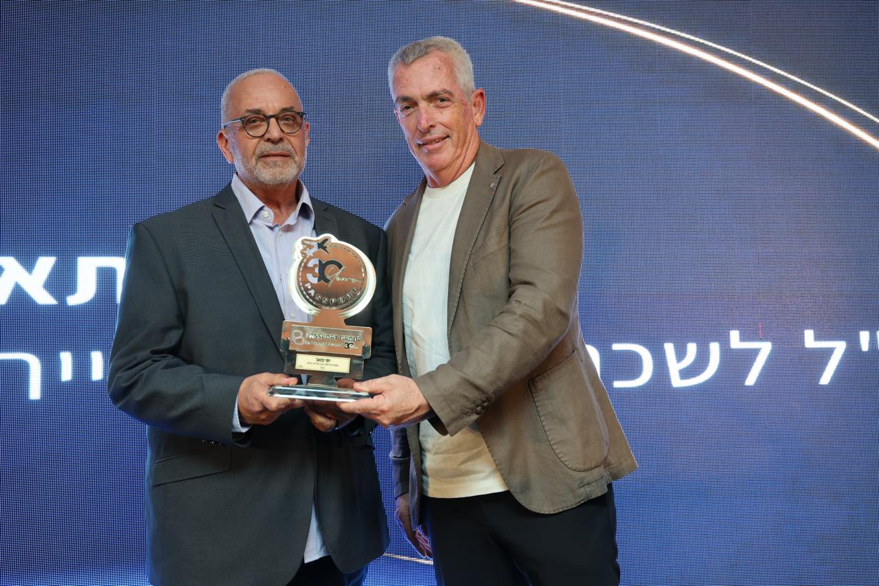 ליאור גלפנד מעניק את אות ההוקרה ליוסי פתאל. צילום: סיון פרג׳