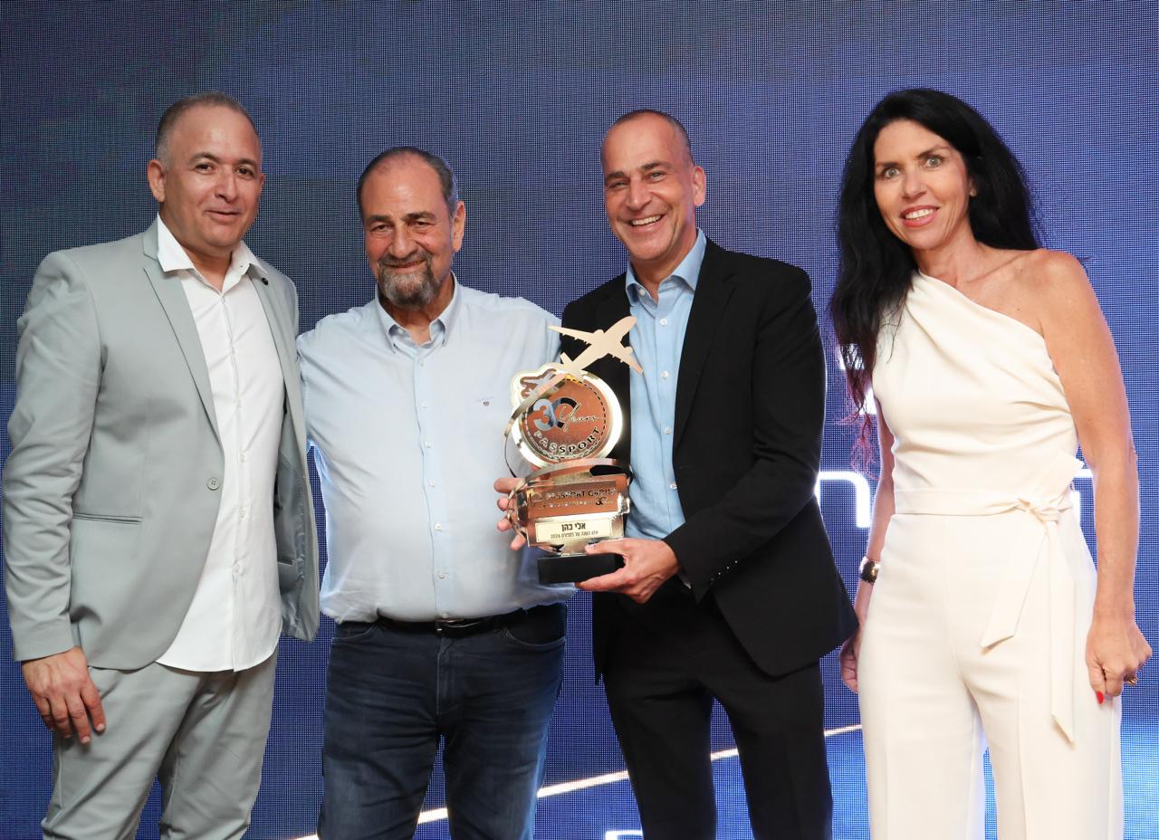 עדי אזולאי, אפרת דורון ומשה נור מעניקים את פרס איש השנה לאלי כהן. צילום: סיון פרג׳