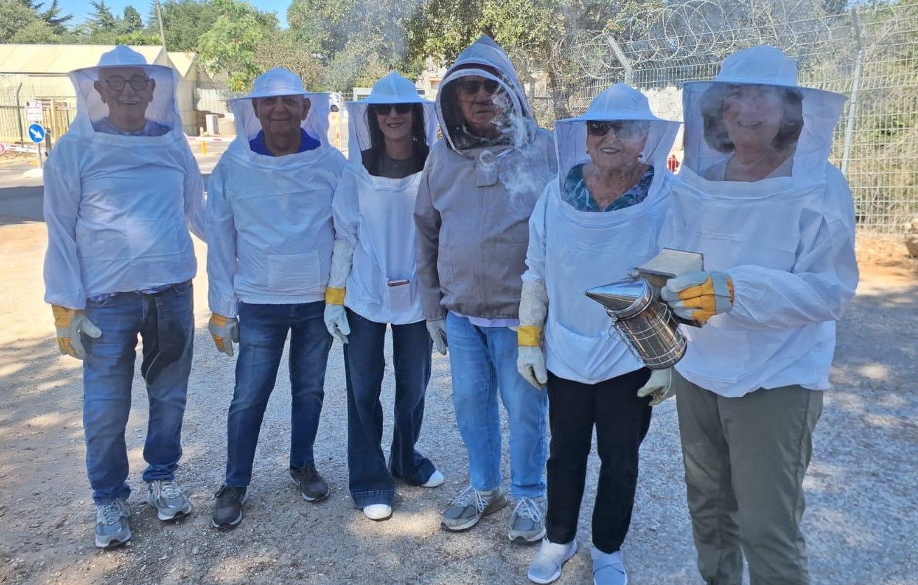 פותחים שנה מתוקה: דיירי פאלאס מודיעין הגיעו עד הכוורת. צילום: יח״צ
