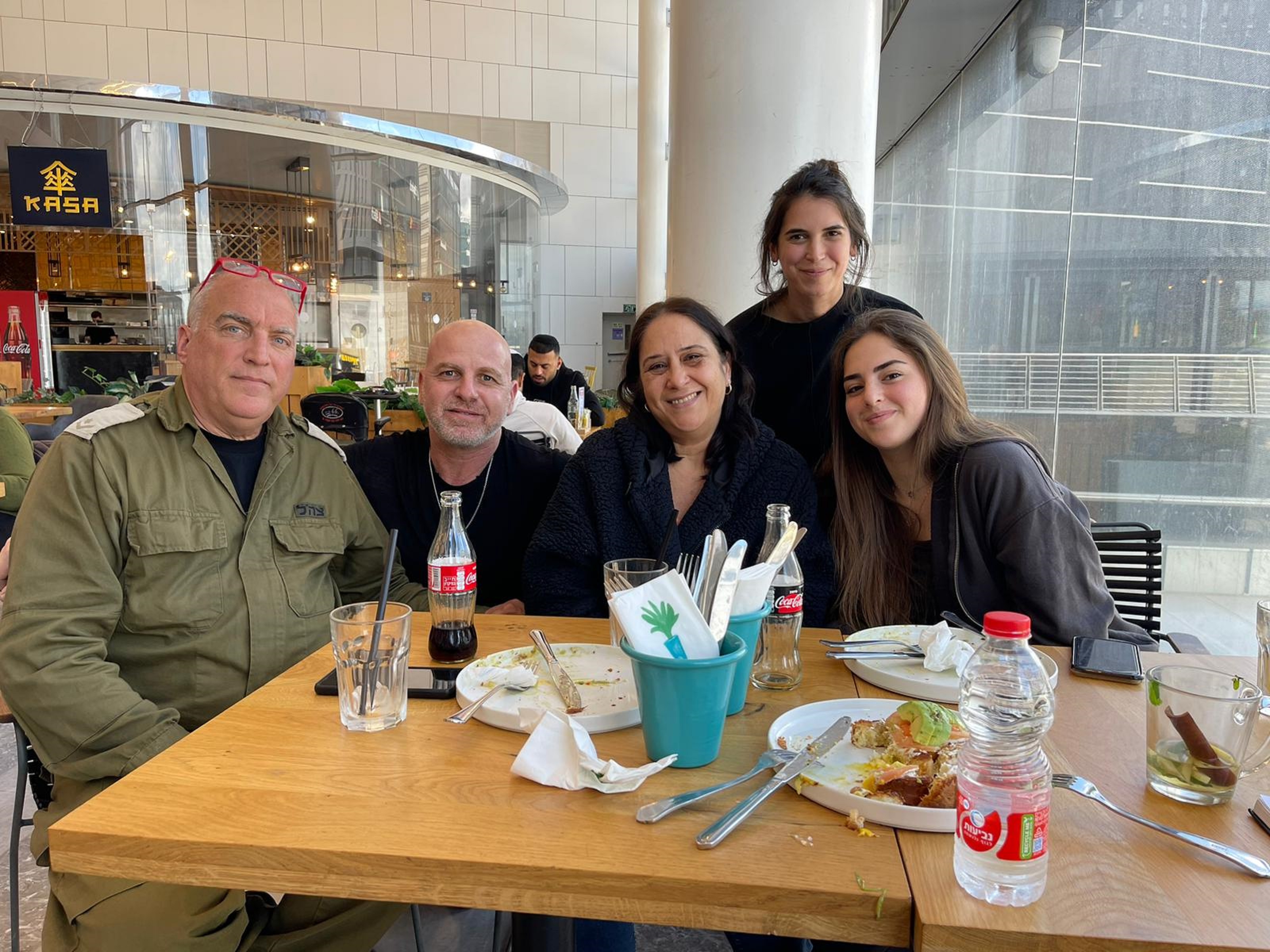 בכירי רשת קפה גרג עם משפחת אשל צילום יחצ