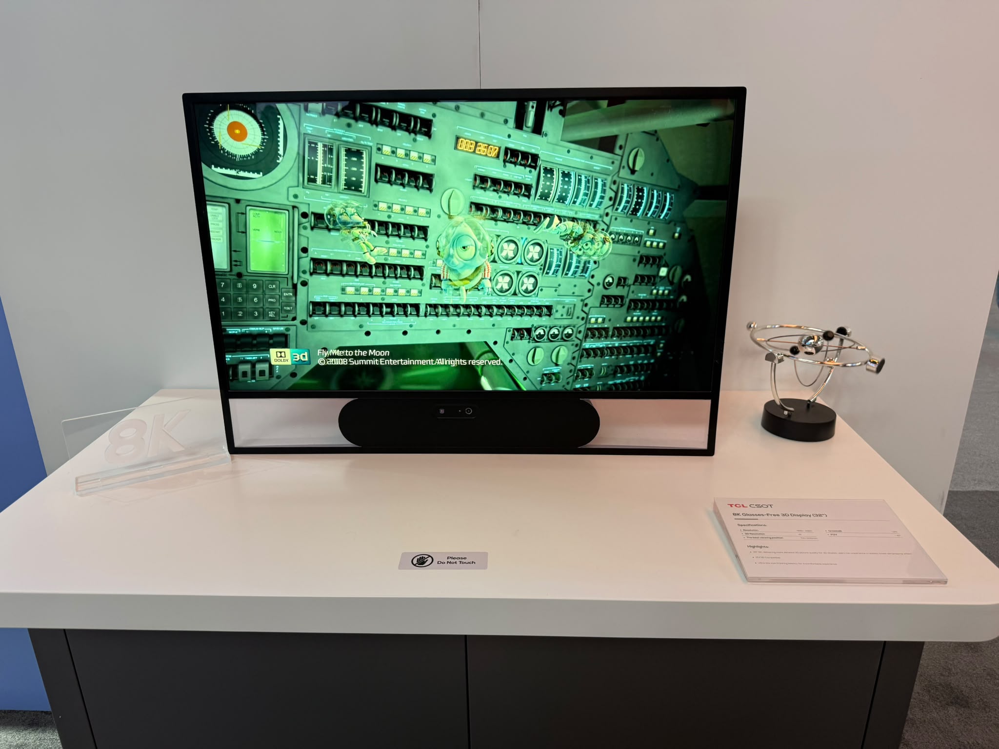 מסך 8K בתלת ממד ללא משקפיים. צילום: TCL