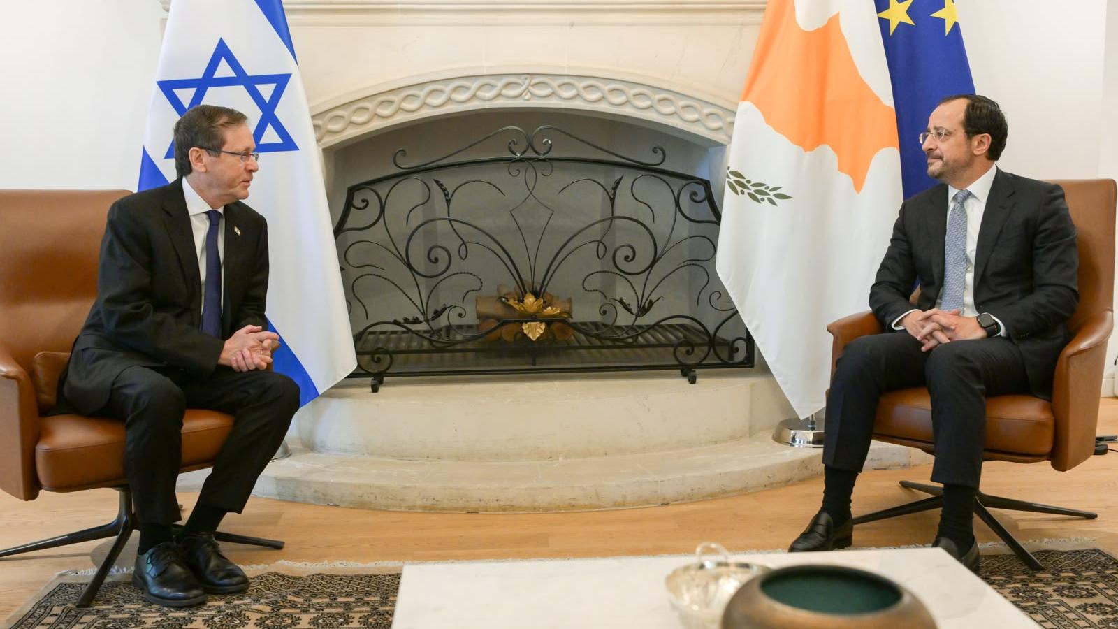 נשיא המדינה הרצוג ונשיא קפריסין כריסטודולידיס. צילום: PIO