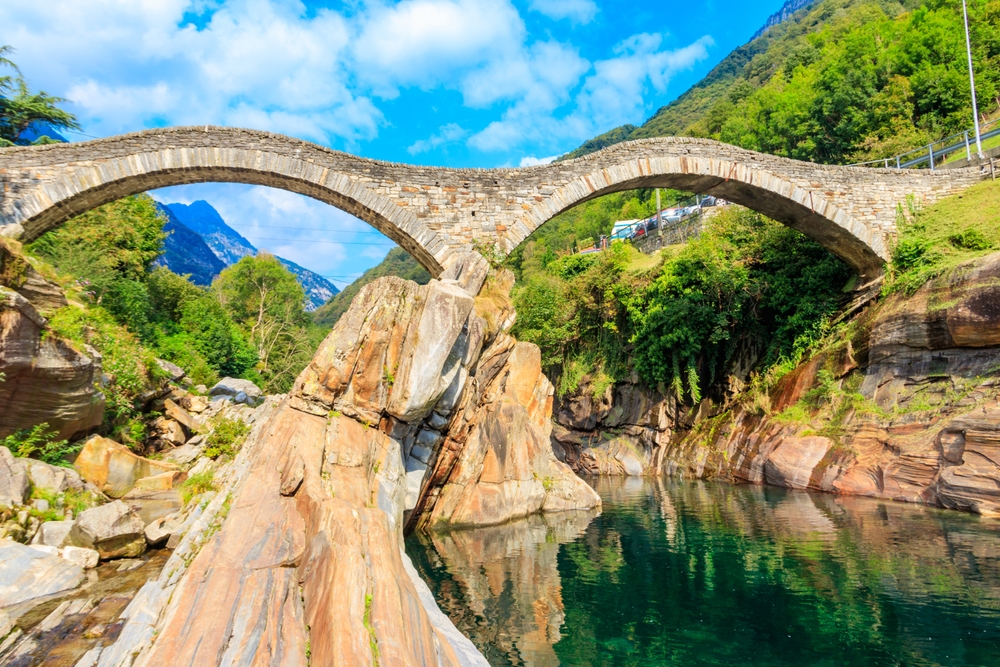 גשר אבן בנהר Verzasca. צילום: Shutterstock