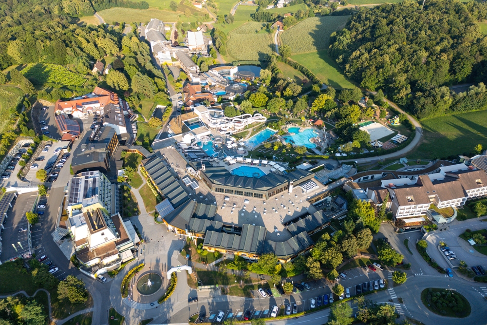 המעיינות הטרמיים ב- Thermenresort Bad Loipersdorf. צילום: Photofex_AUT / Shutterstock