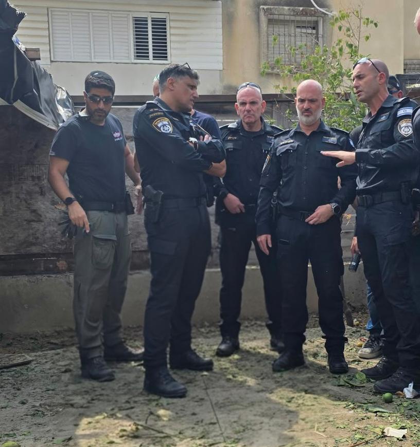 הערכת מצב שנערכה בזירה בראשות ממ"ז ת"א, ניצב חיים סרגרוף. קרדיט: דוברות המשטרה