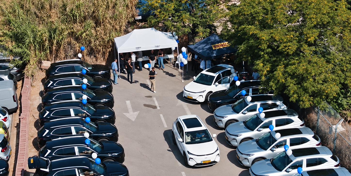 מסירת הרכבים. צילום: אלקשי מדיה
