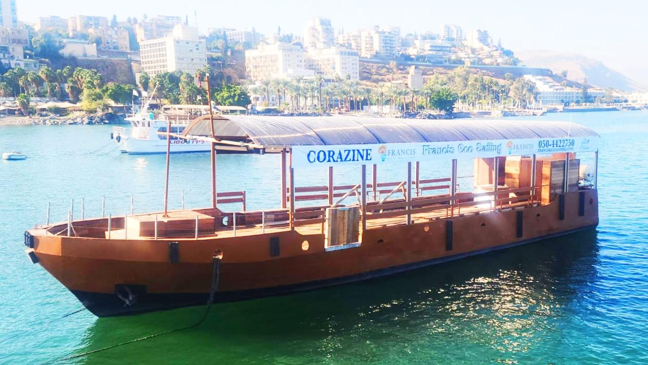שייט על הכנרת בסירת עץ חשמלית. צילום: יחסי ציבור