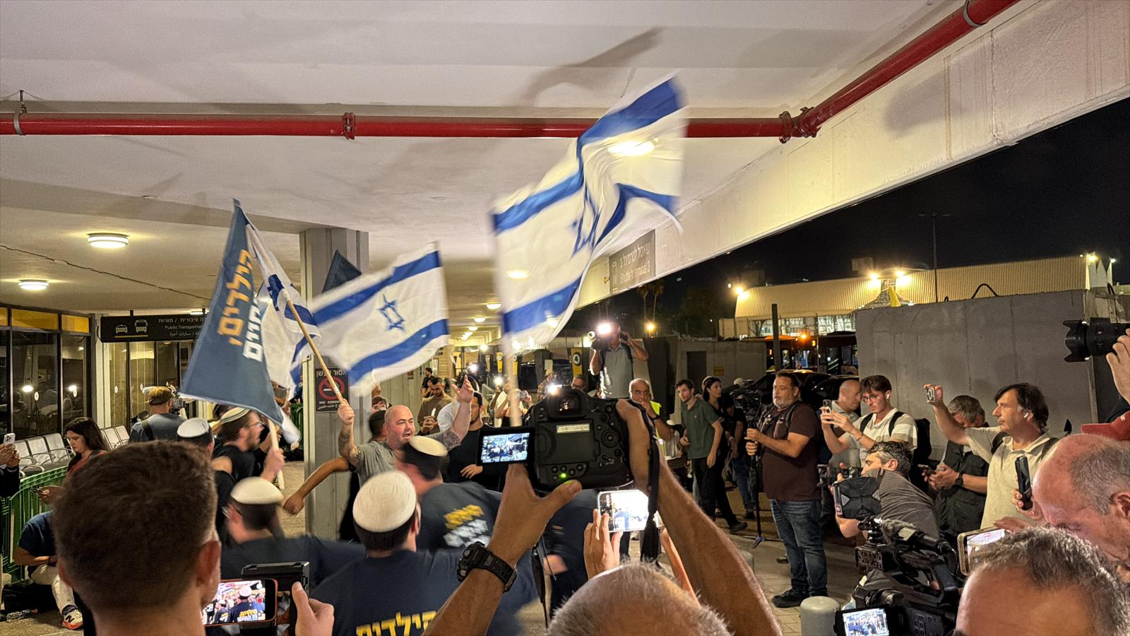 נוסעי "טיסת האימה" מתאחדים אתמול עם משפחותיהם בנתב"ג. צילום: PassportNews