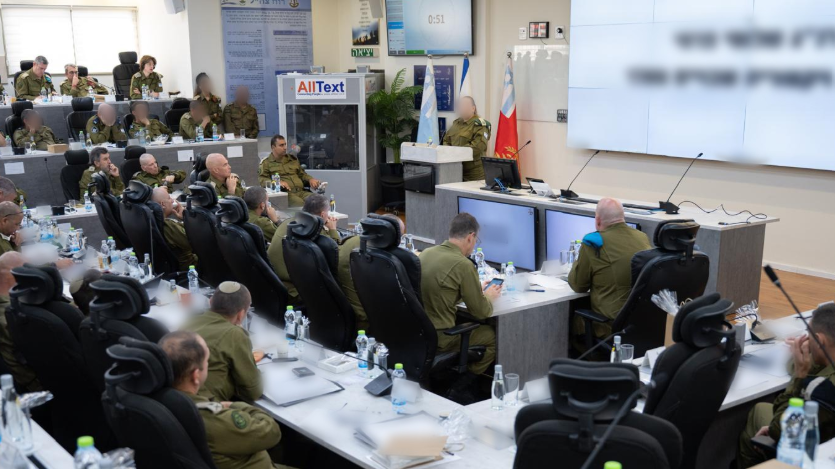 רנ"ג ו' מקבלת את תעודת ההוקרה. צילום: דובר צה"ל