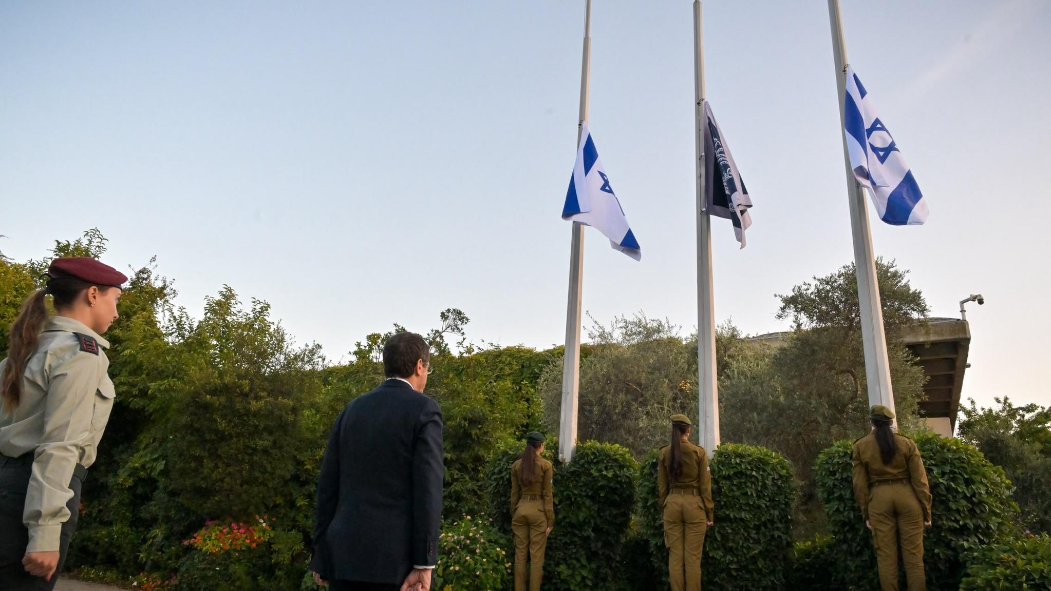 הורדת הדגל בבית הנשיא לחצי התורן. צילום: בית הנשיא