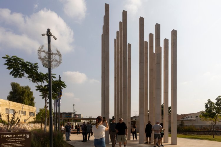 אנדרטה במקום בו עמדה תחנת המשטרה של שדרות. צילום: shutterstock