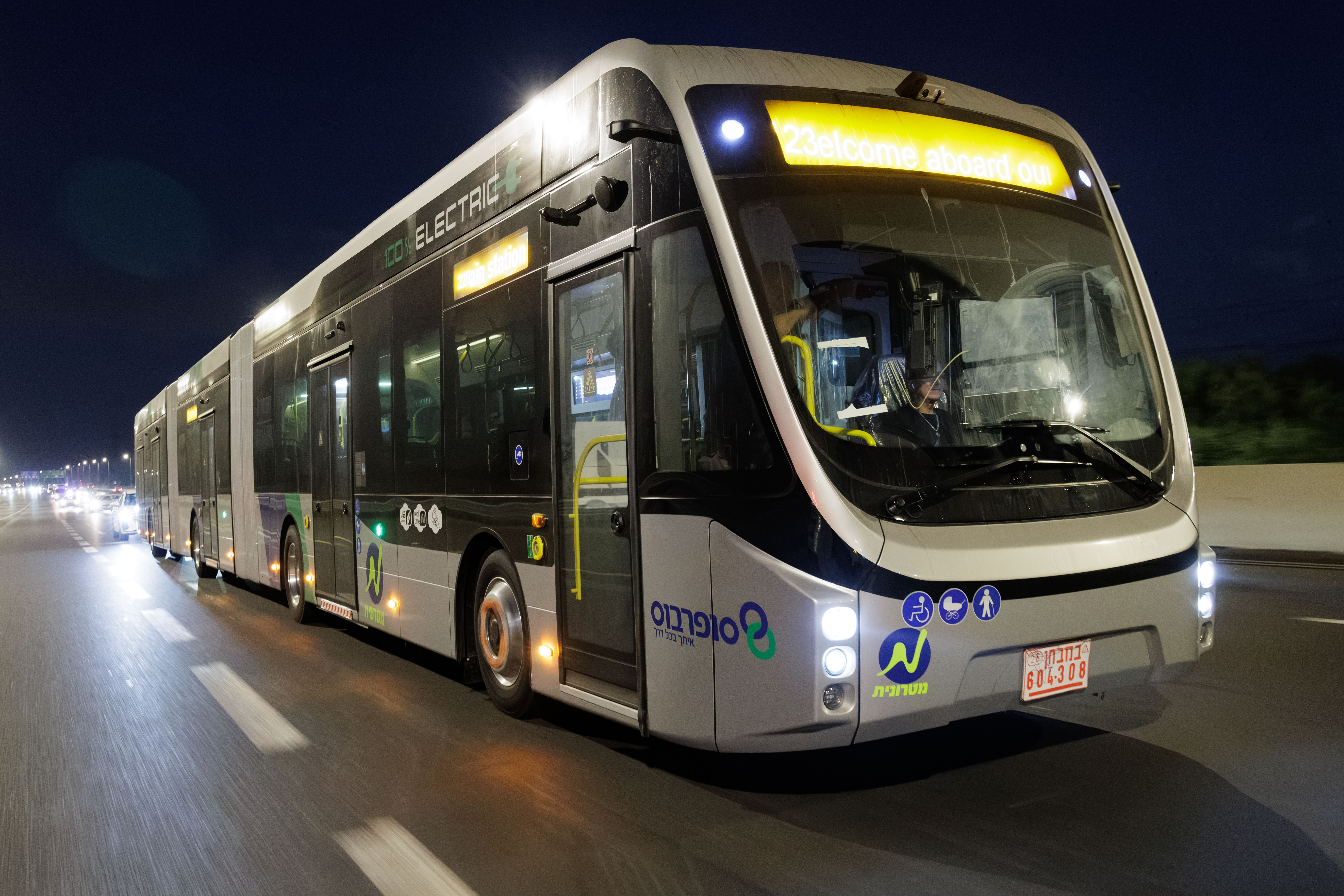 האוטובוס החשמלי החדש שנחת בישראל. צילום: גדי סיארה
