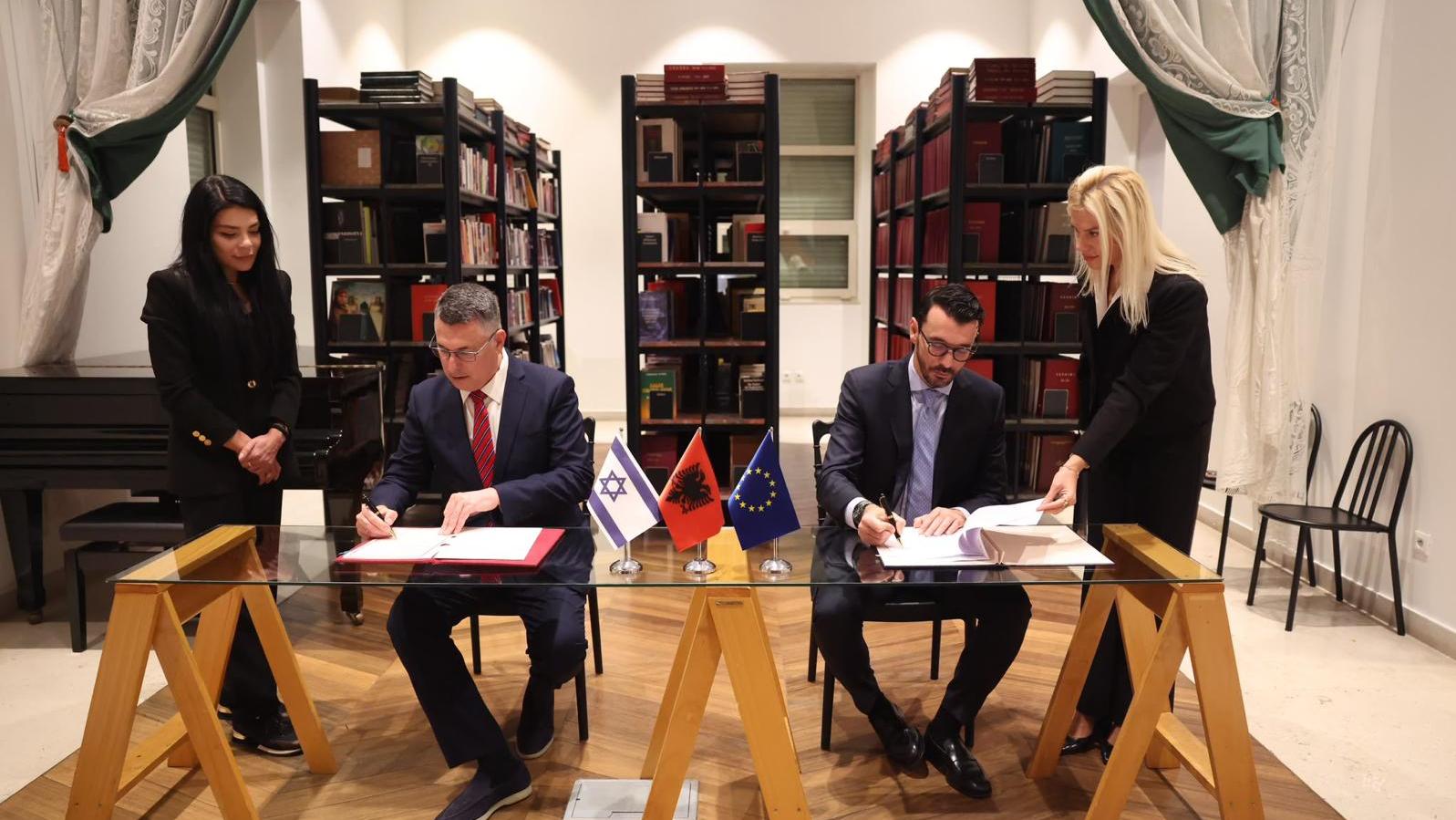 שר החוץ גדעון סער ושר התשתיות והאנרגיה של אלבניה, אנאה קרקאצ'י . צילום משרד החוץ
