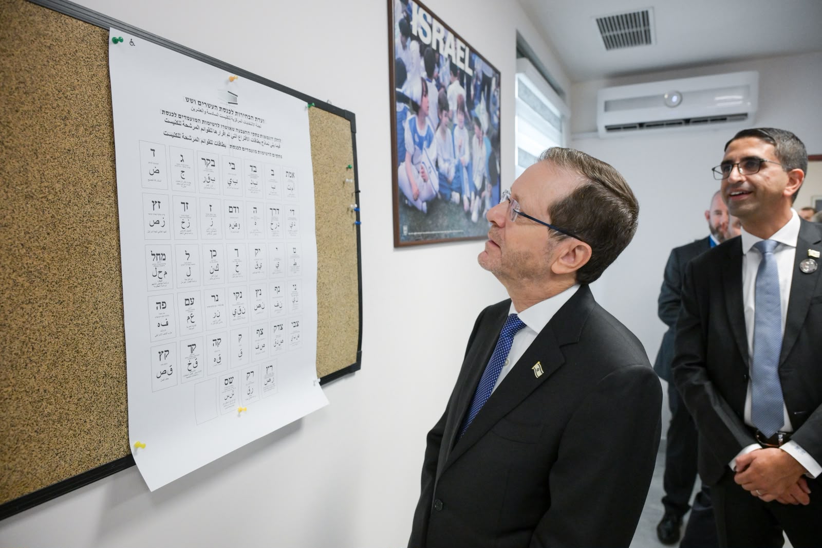 נשיא המדינה בבחירות בשגרירות ישראל בבאקו. צילום: מעיין טואף, לעמ