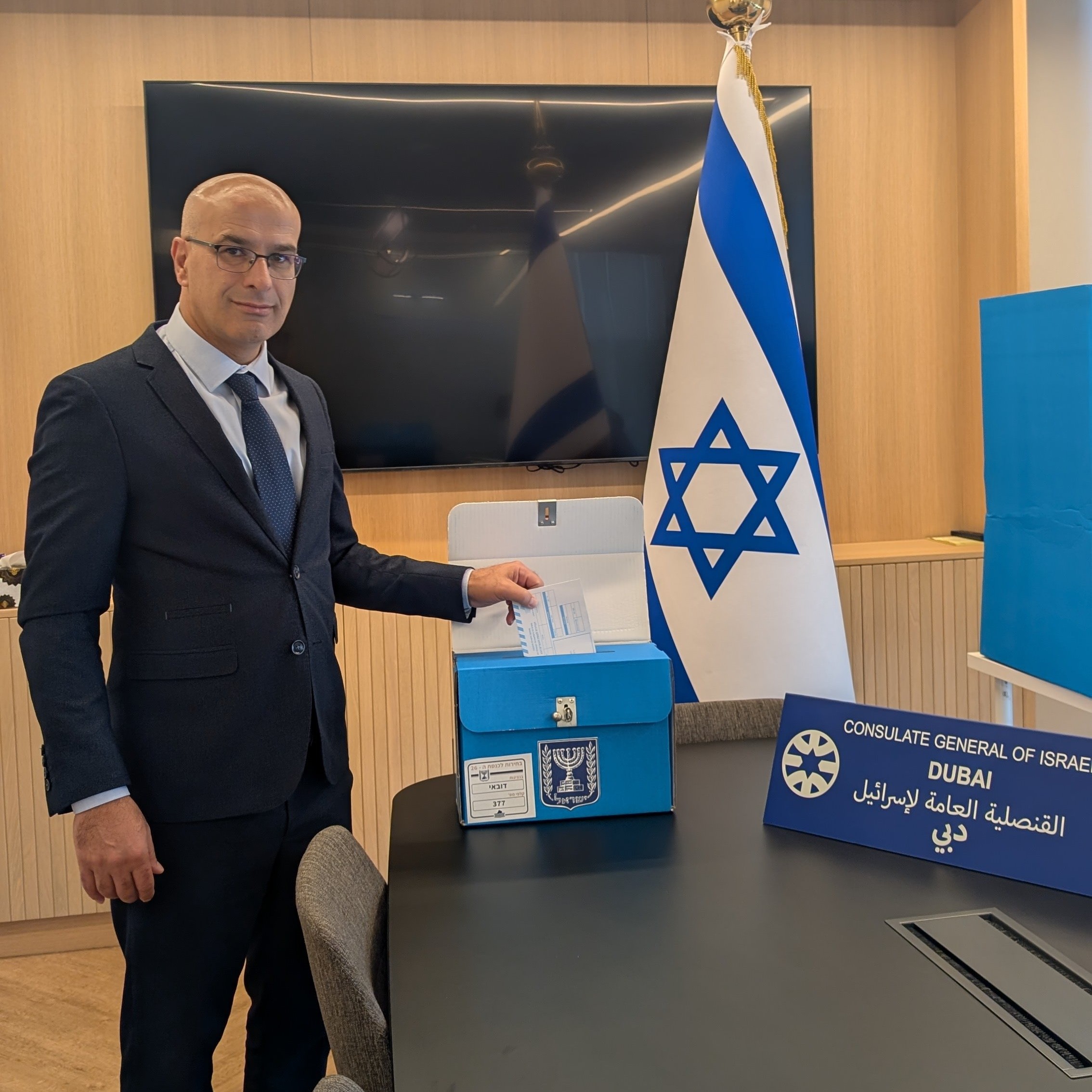 קונסול ישראל בדובאי, סמי אבו ג'נב מצביע (צילום: Israel in Dubai)