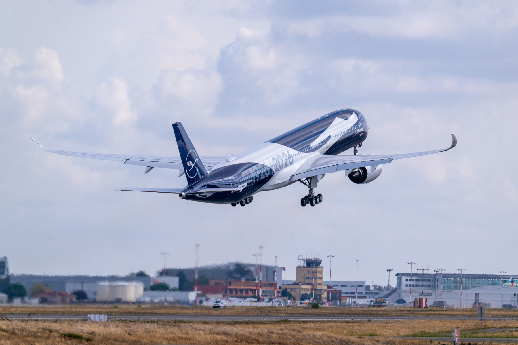 מטוס Airbus A350 של לופטהנזה בצביעה החגיגית. צילום: Lufthansa