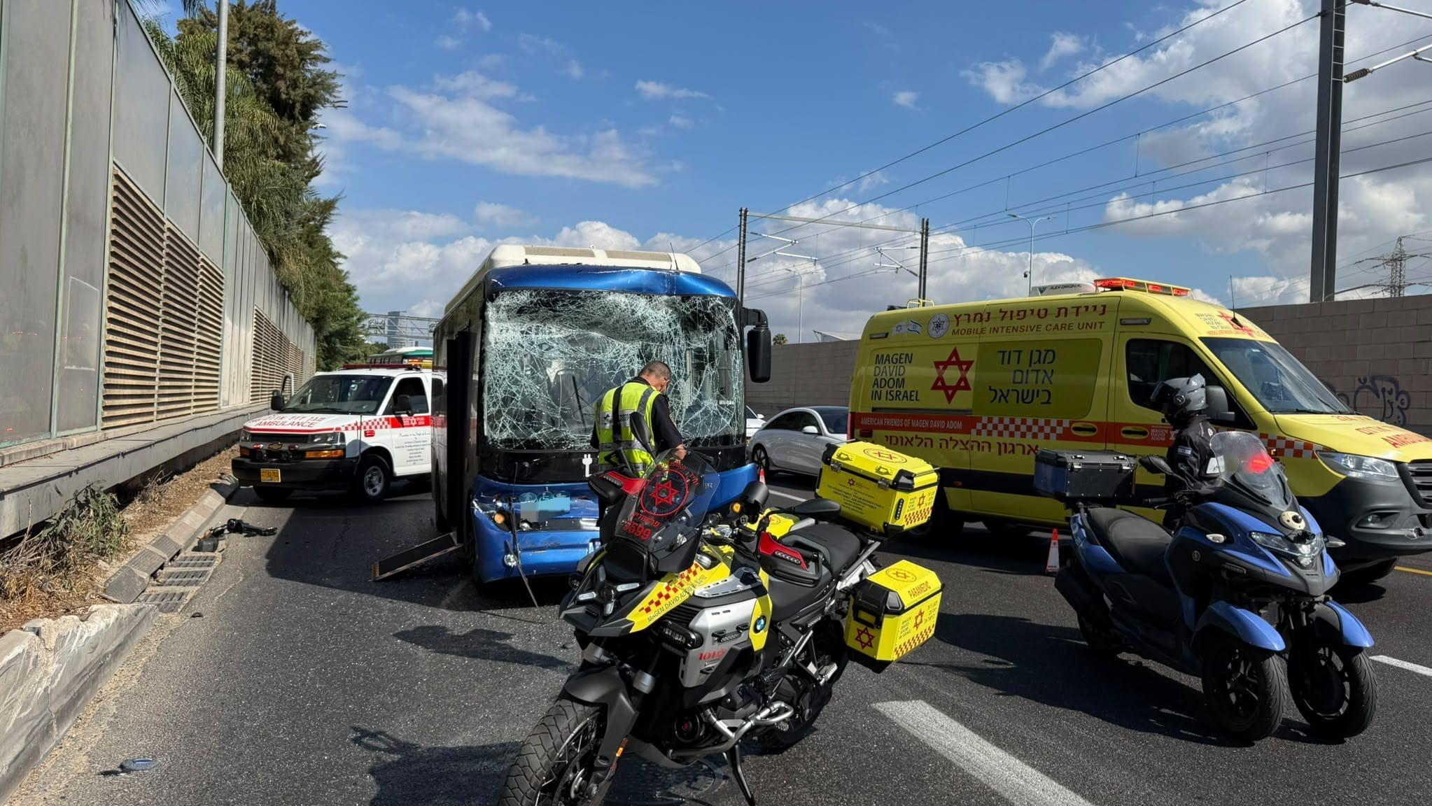 תאונת דרכים בין שני אוטובוסים באיילון. צילום: תיעוד מבצעי מדא