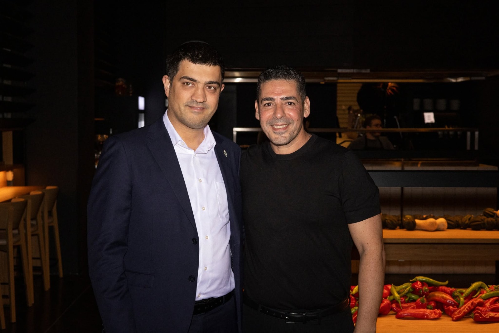 השף יוסי שטרית ומנכל משרד התיירות מיכאל יצחקוב (צילום: קרדיט: מאי גולדשטיין סטודיו קרלה)
