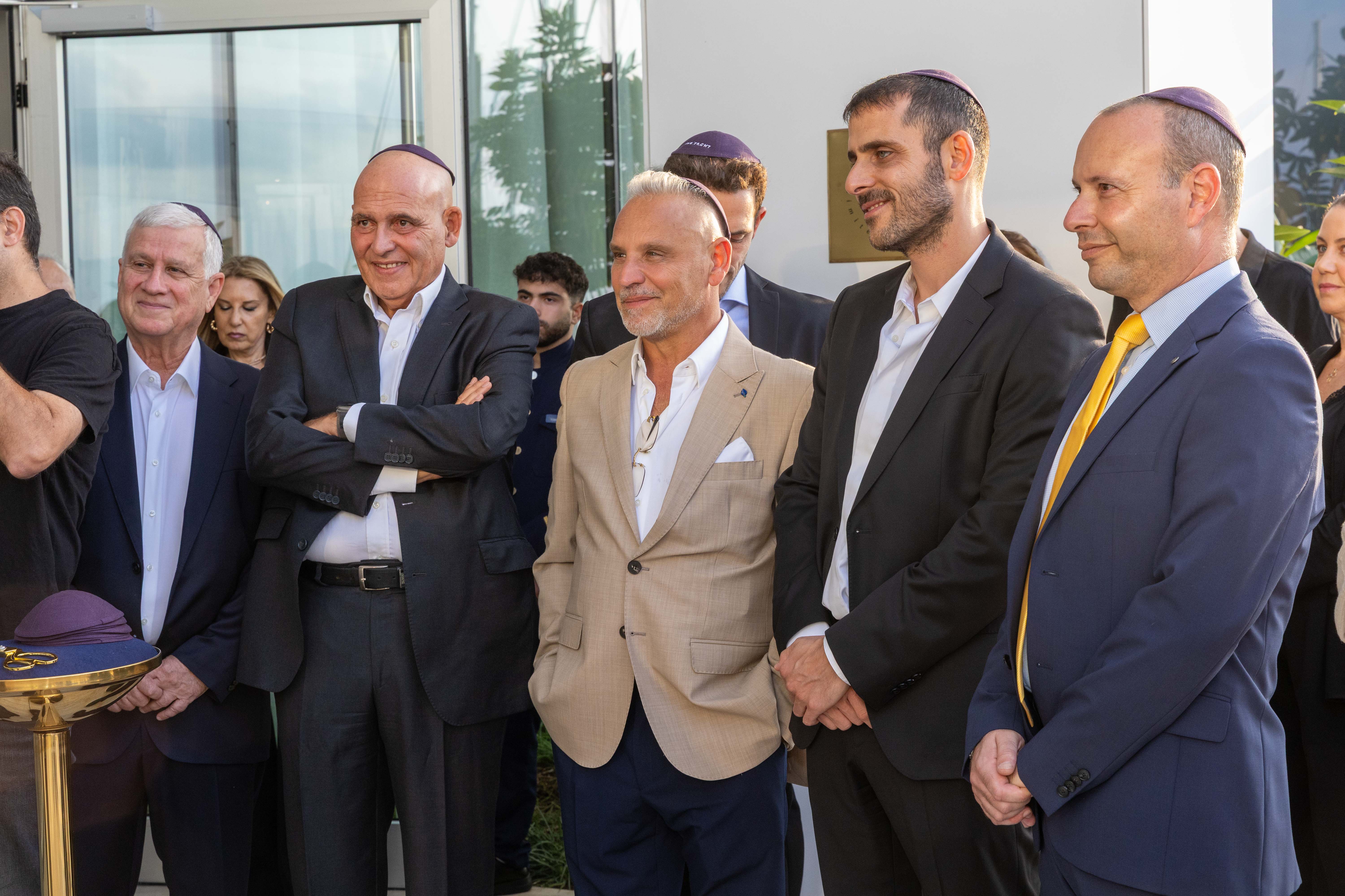 חן ברונר מנכל המלון, נדב פתאל, רוני אטיאס, דוד פתאל ורוני יצחקי עם הרב דוד ברוך לאו. צילום: עזרא לוי